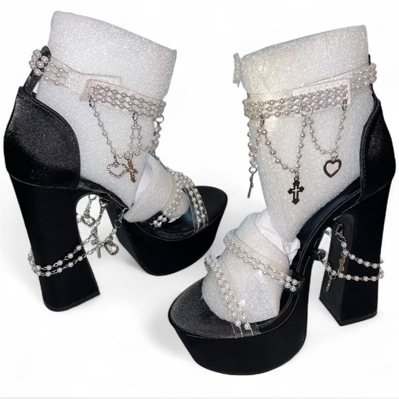 NWOB Sugar Thrillz Sz 9 Black Platform Heels with White Pearl Chains and Charms - Picture 2 of 8